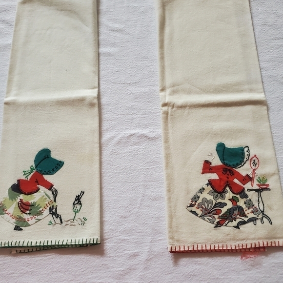 Vintage Handmade Embroidered Set of 2 Amish‎ Tea Towels - Picture 2 of 5